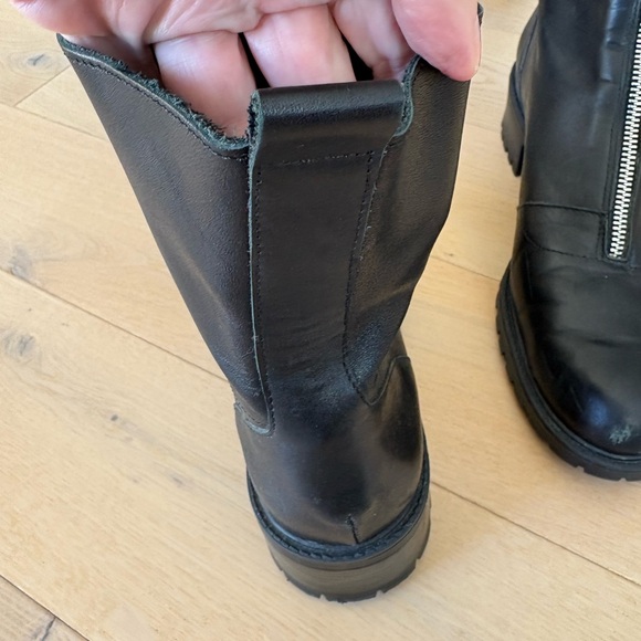 Women’s lug sole Zara bootie. Size 42. Cool front zipper in mint condition - Picture 2 of 4